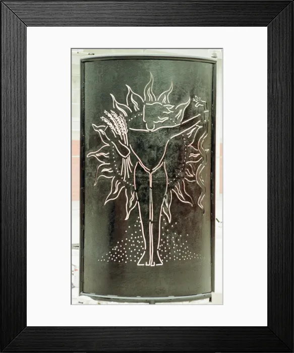 Framed Print : John Cairns from Cleveland Arts, admires the Sculptures of Greek Goddess Ceres