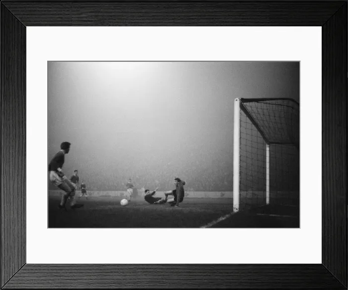 Framed Print : Chelsea 2-0 Workington, League Cup, Fifth Round Replay at Stamford Bridge Framed Print : Chelsea 2-0 Workington, League Cup, Fifth Round Replay at Stamford Bridge