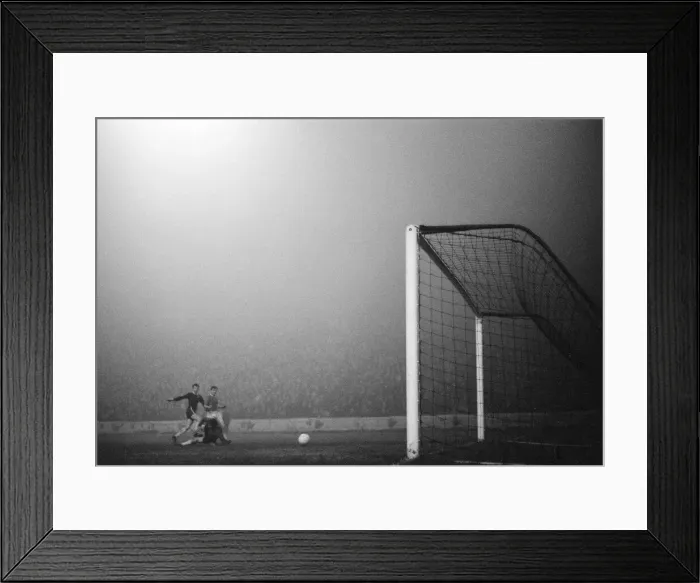 Framed Print : Chelsea 2-0 Workington, League Cup, Fifth Round Replay at Stamford Bridge Framed Print : Chelsea 2-0 Workington, League Cup, Fifth Round Replay at Stamford Bridge