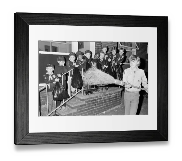 Framed Print : These green-fingered Newsome Cubs, pictured with Venture Scout Daniel Pedder