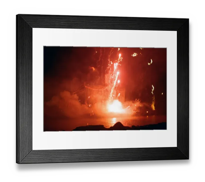 Framed Print : Bonfire Night, Skinningrove, North Yorkshire, England, Wednesday 5th November 1997 Framed Print : Bonfire Night, Skinningrove, North Yorkshire, England, Wednesday 5th November 1997