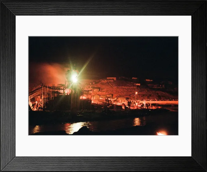 Framed Print : Bonfire Night, Skinningrove, North Yorkshire, England, Wednesday 5th November 1997 Framed Print : Bonfire Night, Skinningrove, North Yorkshire, England, Wednesday 5th November 1997