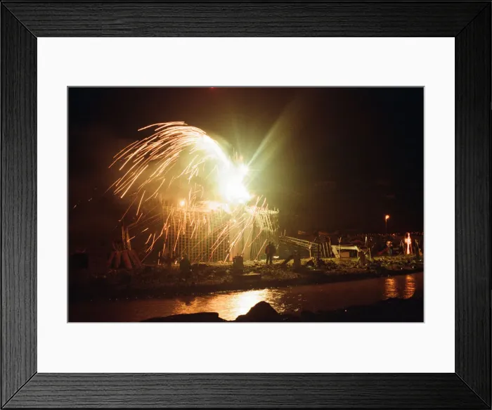 Framed Print : Bonfire Night, Skinningrove, North Yorkshire, England, Wednesday 5th November 1997 Framed Print : Bonfire Night, Skinningrove, North Yorkshire, England, Wednesday 5th November 1997