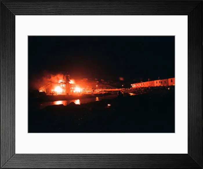 Framed Print : Bonfire Night, Skinningrove, North Yorkshire, England, Wednesday 5th November 1997 Framed Print : Bonfire Night, Skinningrove, North Yorkshire, England, Wednesday 5th November 1997