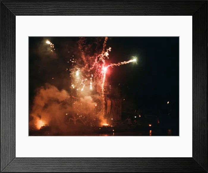 Framed Print : Bonfire Night, Skinningrove, North Yorkshire, England, Wednesday 5th November 1997 Framed Print : Bonfire Night, Skinningrove, North Yorkshire, England, Wednesday 5th November 1997