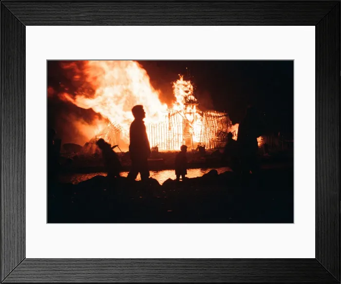 Framed Print : Bonfire Night, Skinningrove, North Yorkshire, England, Wednesday 5th November 1997 Framed Print : Bonfire Night, Skinningrove, North Yorkshire, England, Wednesday 5th November 1997