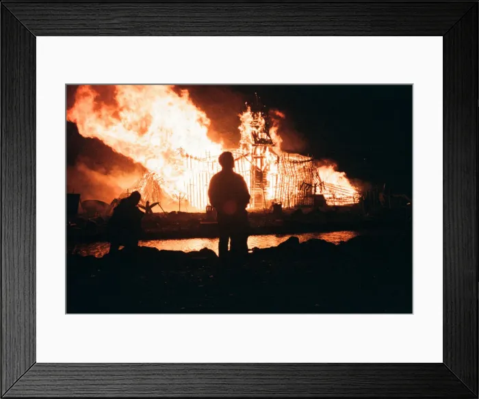 Framed Print : Bonfire Night, Skinningrove, North Yorkshire, England, Wednesday 5th November 1997 Framed Print : Bonfire Night, Skinningrove, North Yorkshire, England, Wednesday 5th November 1997
