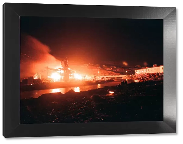 Bonfire Night, Skinningrove, North Yorkshire, England, Wednesday 5th November 1997