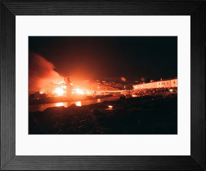 Framed Print : Bonfire Night, Skinningrove, North Yorkshire, England, Wednesday 5th November 1997 Framed Print : Bonfire Night, Skinningrove, North Yorkshire, England, Wednesday 5th November 1997