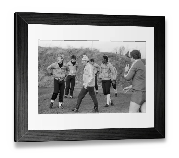 Framed Print : Coventry City Players, pictured during training session ahead of FA Cup Third Round match Framed Print : Coventry City Players, pictured during training session ahead of FA Cup Third Round match