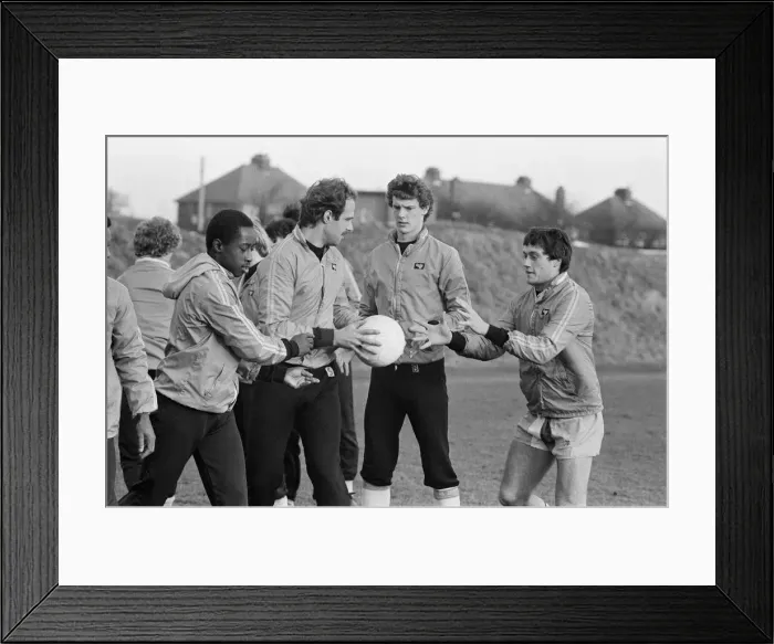 Framed Print : Coventry City Players, pictured during training session ahead of FA Cup Third Round match Framed Print : Coventry City Players, pictured during training session ahead of FA Cup Third Round match