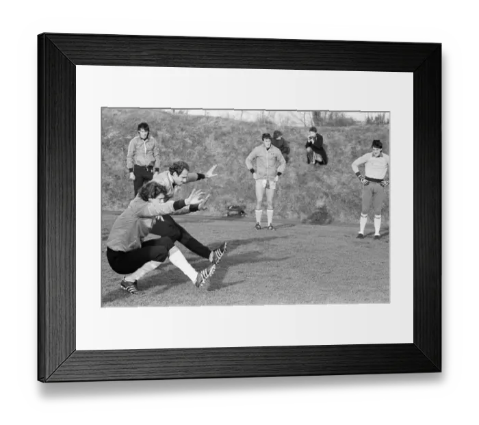 Framed Print : Coventry City Players, pictured during training session ahead of FA Cup Third Round match Framed Print : Coventry City Players, pictured during training session ahead of FA Cup Third Round match