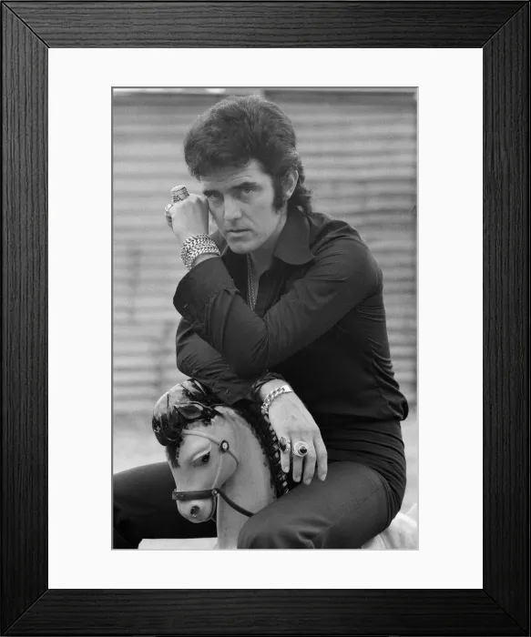 Framed Print : Pop singer Alvin Stardust at his new house in Stanmore. 7th July 1974 Framed Print : Pop singer Alvin Stardust at his new house in Stanmore. 7th July 1974