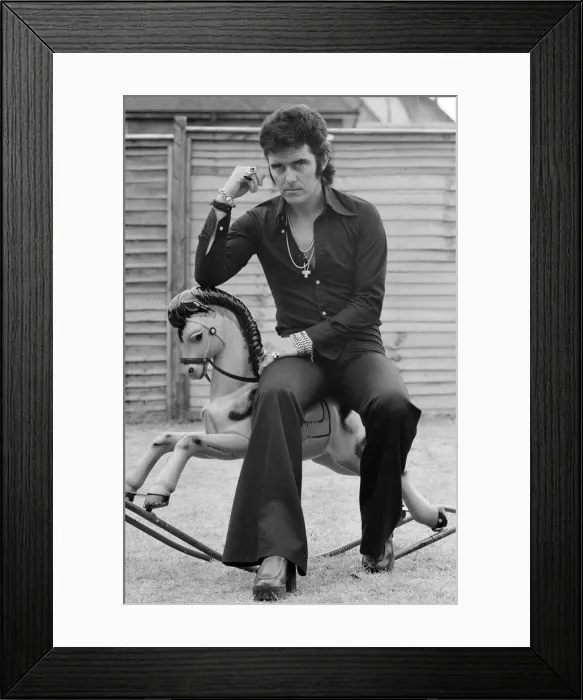 Framed Print : Pop singer Alvin Stardust at his new house in Stanmore. 7th July 1974 Framed Print : Pop singer Alvin Stardust at his new house in Stanmore. 7th July 1974