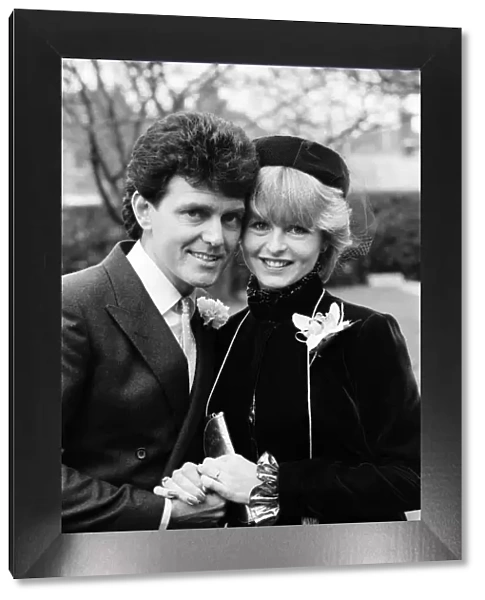Pop singer Alvin Stardust marries actress Lisa Goddard and the registry office in Wood