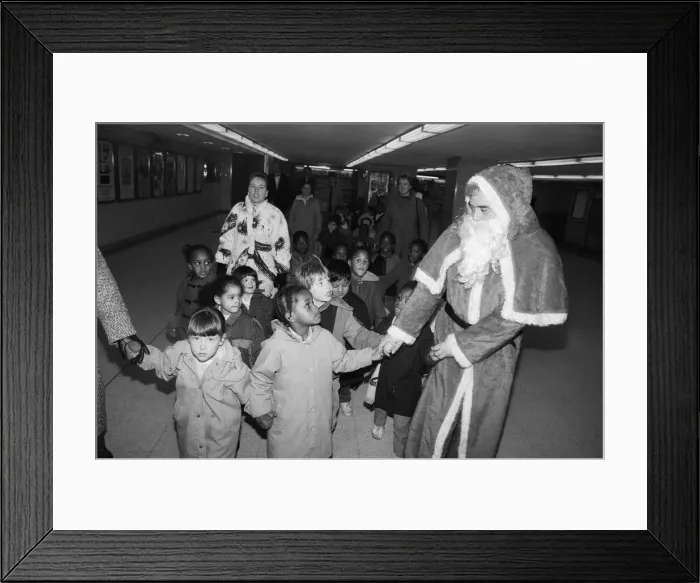 Framed Print : Father Christmas arriving at Snow Hill station yesterday being greeted by enthusiastic Framed Print : Father Christmas arriving at Snow Hill station yesterday being greeted by enthusiastic
