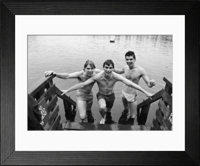 Framed Print : Christmas Day swimming in Birmingham. 25th December 1988 Framed Print : Christmas Day swimming in Birmingham. 25th December 1988