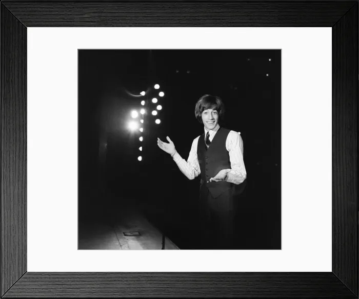 Framed Print : Robin Gibb, Singer, rehearsing on stage at the London Palladium ahead of his first solo Framed Print : Robin Gibb, Singer, rehearsing on stage at the London Palladium ahead of his first solo