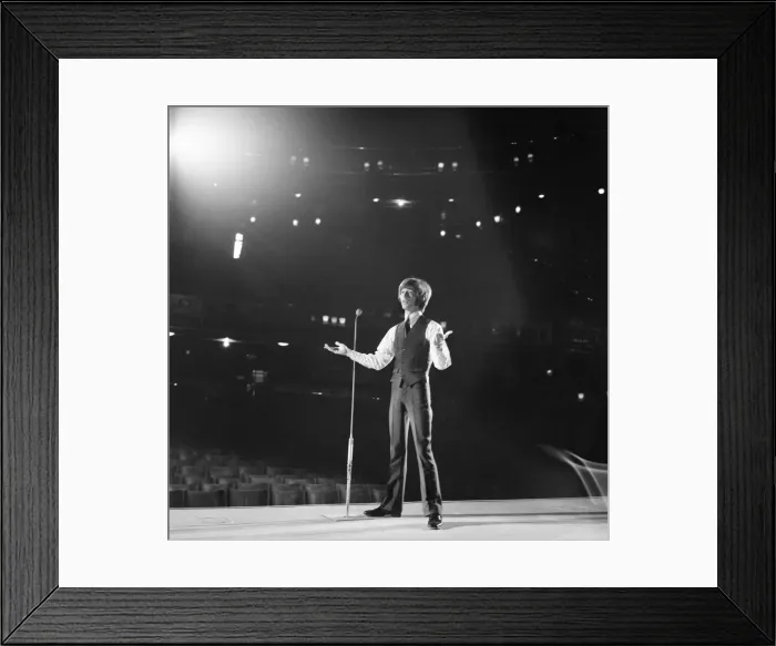 Framed Print : Robin Gibb, Singer, rehearsing on stage at the London Palladium ahead of his first solo Framed Print : Robin Gibb, Singer, rehearsing on stage at the London Palladium ahead of his first solo