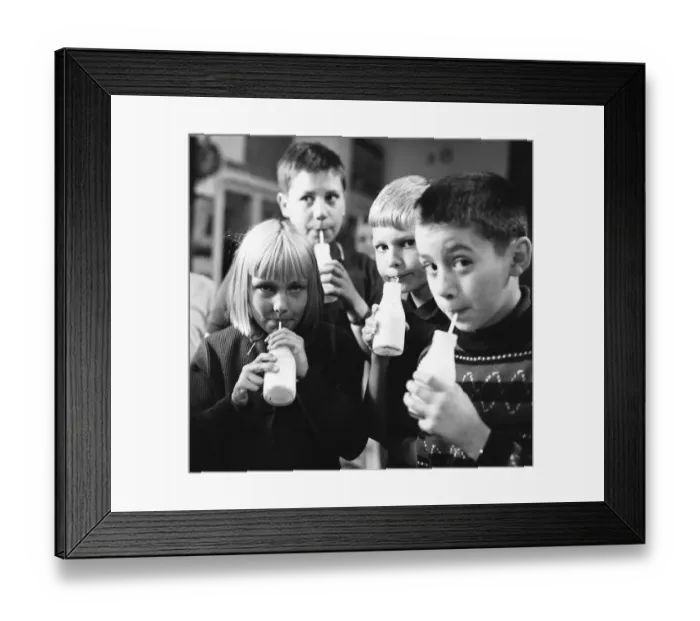 Framed Print : Forty French boys and girls aged between 9 - 11 from Boulogne are starting a