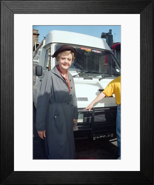 Framed Print : Angela Lansbury on set of Murder She Wrote. 19th May 1992 Framed Print : Angela Lansbury on set of Murder She Wrote. 19th May 1992
