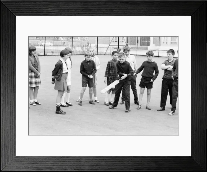 Framed Print : Forty French boys and girls aged between 9 - 11 from Boulogne are starting a