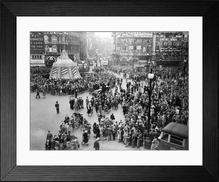 Framed Print : VE Day celebrations in London at the end of the Second World War Framed Print : VE Day celebrations in London at the end of the Second World War