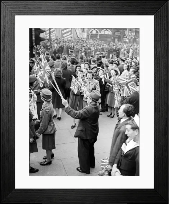 Framed Print : VE Day celebrations in London at the end of the Second World War Framed Print : VE Day celebrations in London at the end of the Second World War
