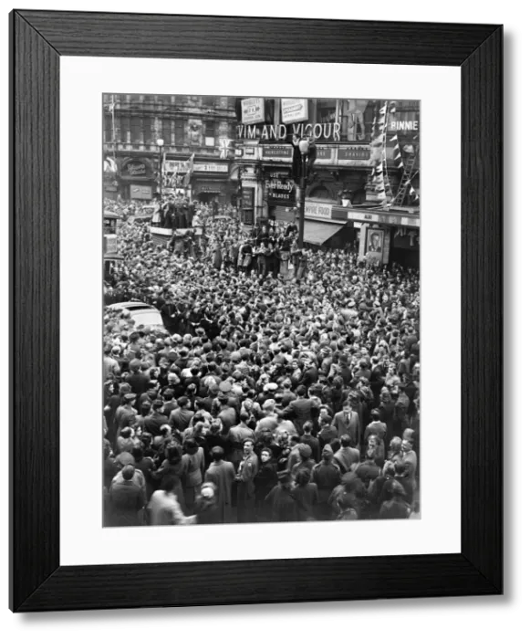 Framed Print : VE Day celebrations in London at the end of the Second World War Framed Print : VE Day celebrations in London at the end of the Second World War