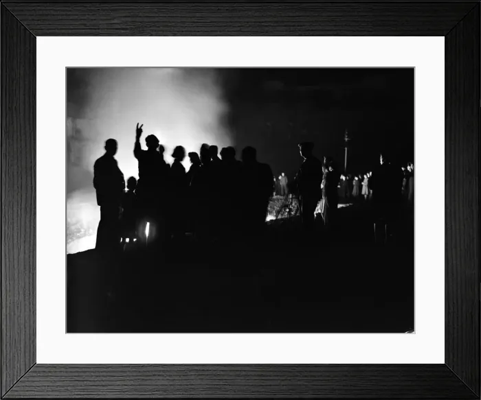 Framed Print : VE Day celebrations in London at the end of the Second World War Framed Print : VE Day celebrations in London at the end of the Second World War
