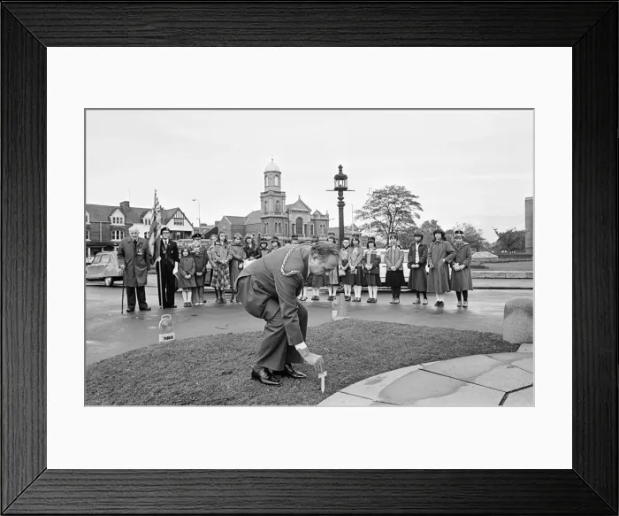 Framed Print : Remembrance Service at the Cenotaph, Middlesbrough, 8th November 1979 Framed Print : Remembrance Service at the Cenotaph, Middlesbrough, 8th November 1979
