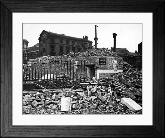 Framed Print : Bomb damage in Liverpool during the Second World War. A street surface shelter which