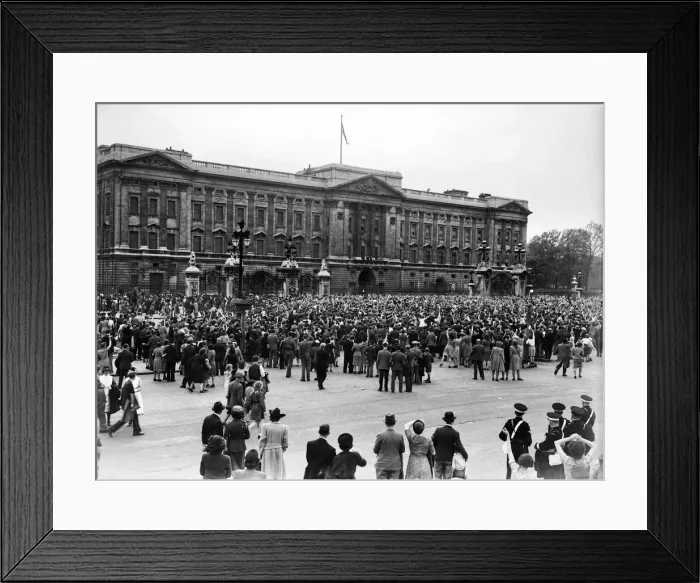 Framed Print : VE Day celebrations in London at the end of the Second World War Framed Print : VE Day celebrations in London at the end of the Second World War