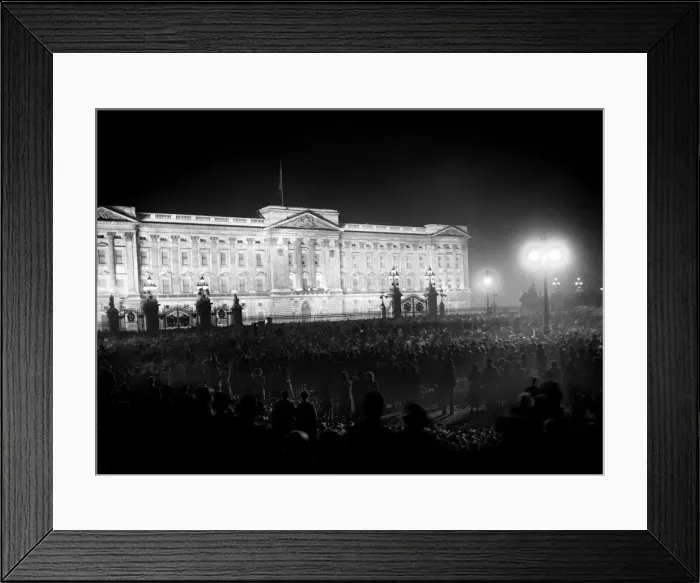 Framed Print : VE Day celebrations in London at the end of the Second World War Framed Print : VE Day celebrations in London at the end of the Second World War
