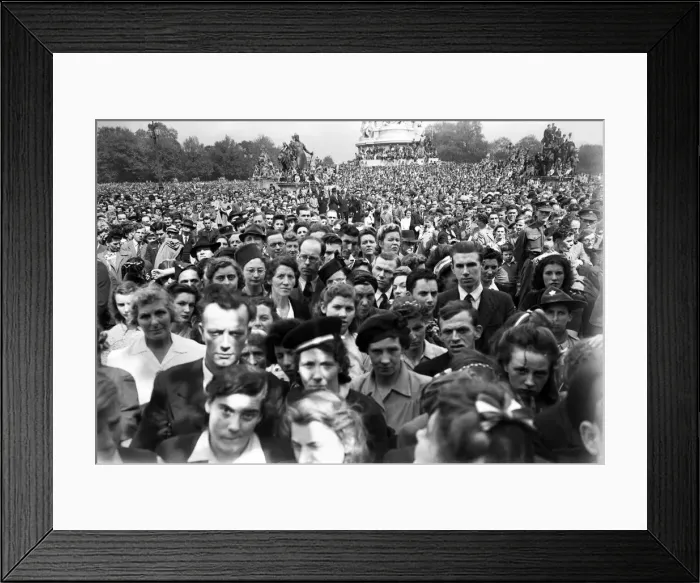 Framed Print : VE Day celebrations in London at the end of the Second World War Framed Print : VE Day celebrations in London at the end of the Second World War