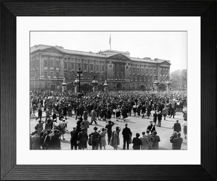 Framed Print : VE Day celebrations in London at the end of the Second World War Framed Print : VE Day celebrations in London at the end of the Second World War