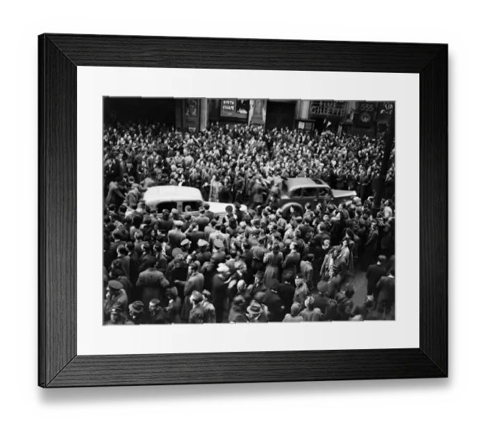 Framed Print : VE Day celebrations in London at the end of the Second World War Framed Print : VE Day celebrations in London at the end of the Second World War