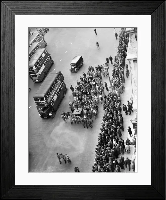 Framed Print : Eve of VE Day celebrations in London at the end of the Second World War Framed Print : Eve of VE Day celebrations in London at the end of the Second World War