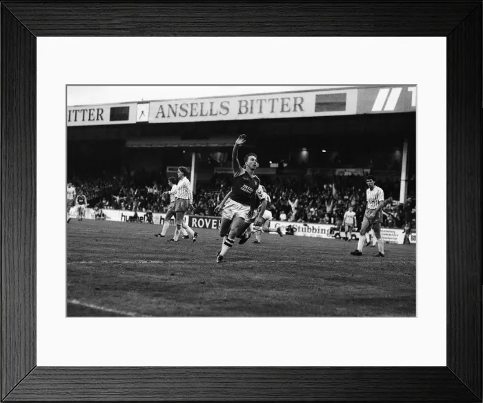 Framed Print : David Platt blasts the ball past Neville Southall for Villas fourth goal Framed Print : David Platt blasts the ball past Neville Southall for Villas fourth goal
