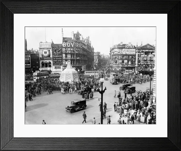 Framed Print : Eve of VE Day celebrations in London at the end of the Second World War Framed Print : Eve of VE Day celebrations in London at the end of the Second World War
