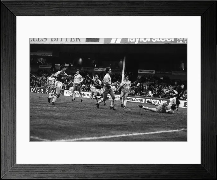 Framed Print : David Platt blasts the ball past Neville Southall for Villas fourth goal Framed Print : David Platt blasts the ball past Neville Southall for Villas fourth goal