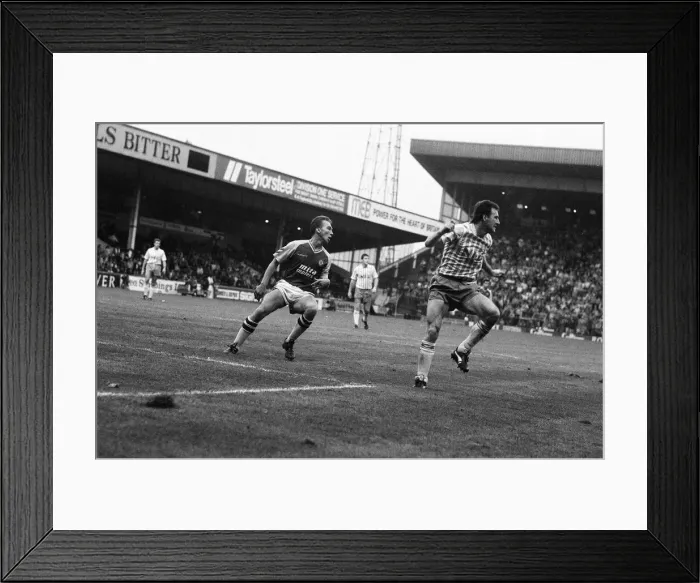 Framed Print : Divison One match Aston Villa 6 -2 Everton held at Villa Park. 5th November 1989 Framed Print : Divison One match Aston Villa 6 -2 Everton held at Villa Park. 5th November 1989