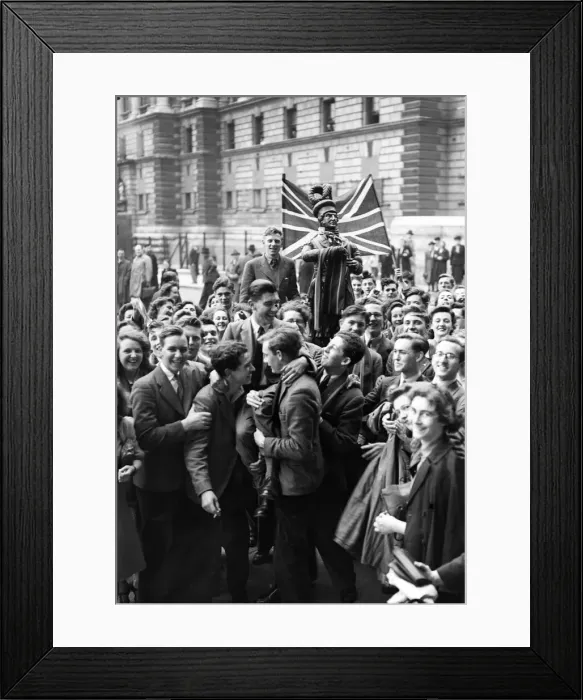 Framed Print : Eve of VE Day celebrations in London at the end of the Second World War Framed Print : Eve of VE Day celebrations in London at the end of the Second World War