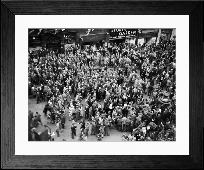 Framed Print : VE Day celebrations in London at the end of the Second World War Framed Print : VE Day celebrations in London at the end of the Second World War