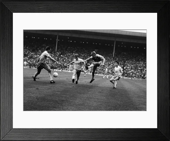 Framed Print : Divison One match Aston Villa 6 -2 Everton held at Villa Park. 5th November 1989 Framed Print : Divison One match Aston Villa 6 -2 Everton held at Villa Park. 5th November 1989