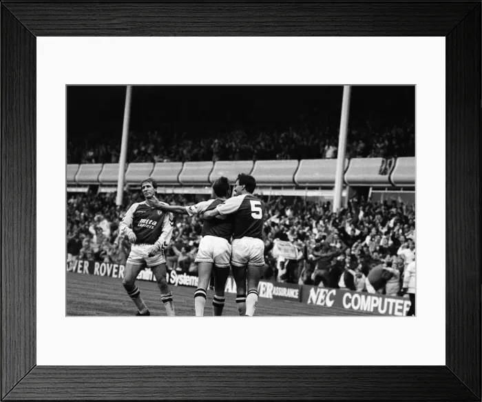 Framed Print : Divison One match Aston Villa 6 -2 Everton held at Villa Park. 5th November 1989
