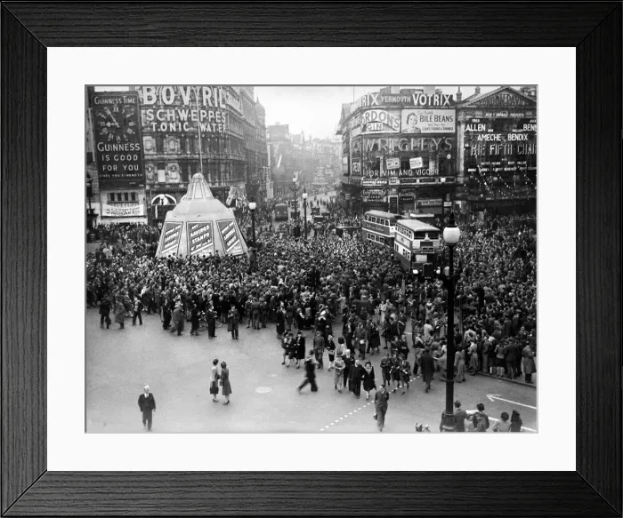 Framed Print : VE Day celebrations in London at the end of the Second World War Framed Print : VE Day celebrations in London at the end of the Second World War