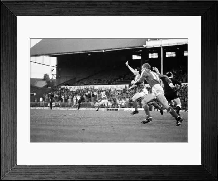 Framed Print : English League Division Three match at Ayresome Park. Middlesbrough 4 v Bournemouth
