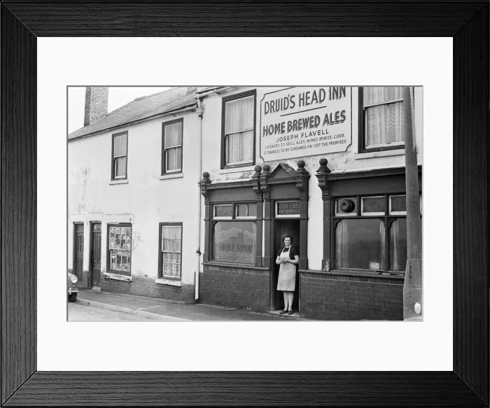 Framed Print : Beryl Fellows, barmaid at the Druids Head Inn in Coseley Framed Print : Beryl Fellows, barmaid at the Druids Head Inn in Coseley