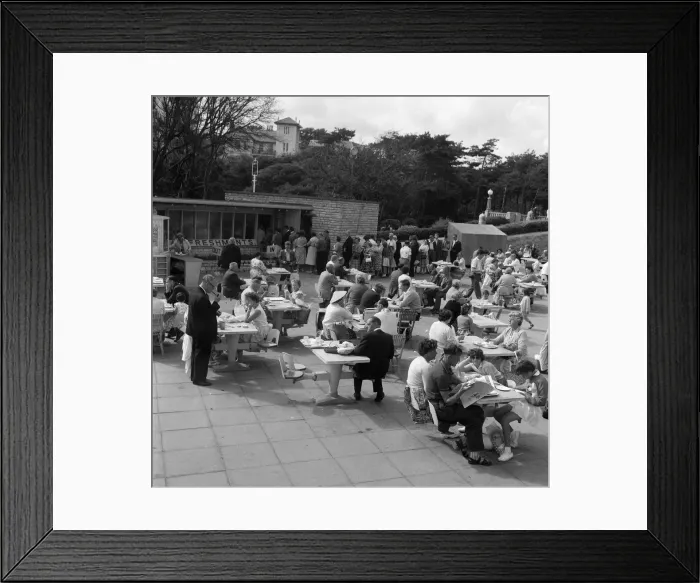 Framed Print : Holiday scenes in Bournemouth, Dorset. 5th August 1961 Framed Print : Holiday scenes in Bournemouth, Dorset. 5th August 1961